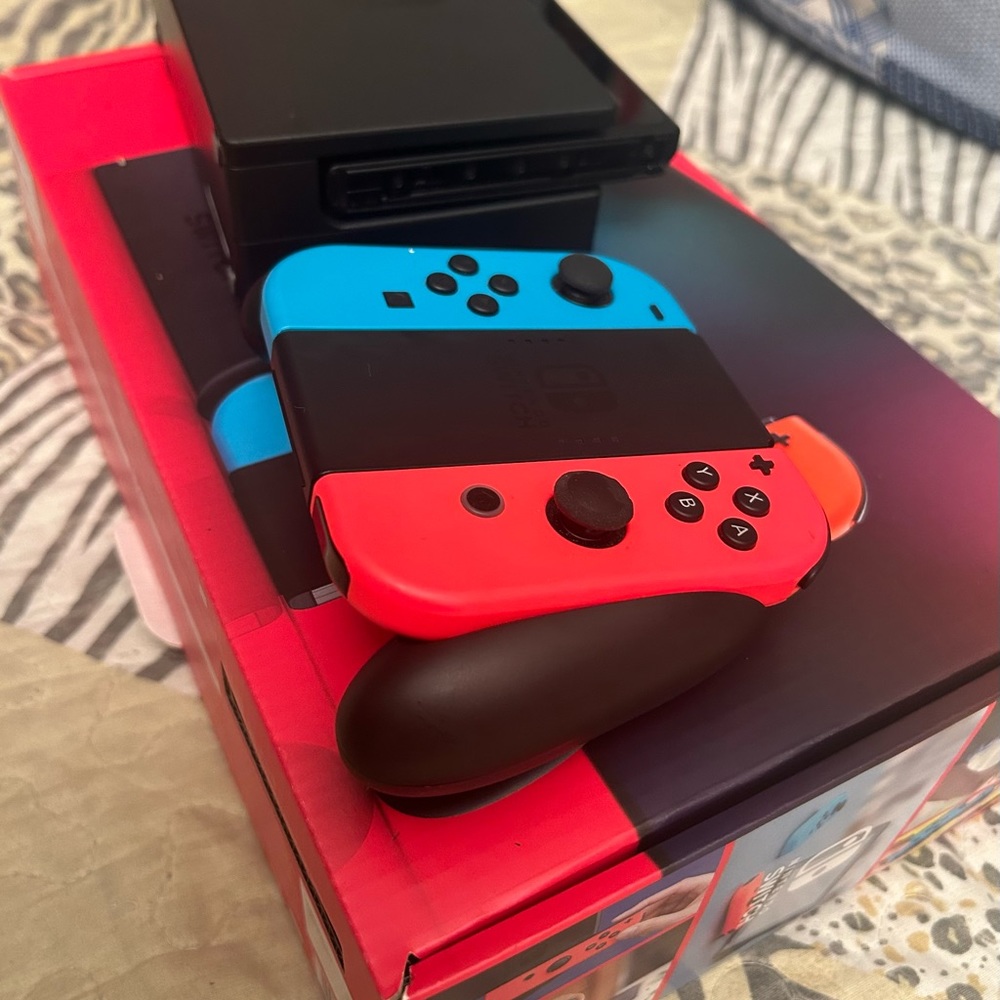 Nintendo Switch - Picture 6 of 9